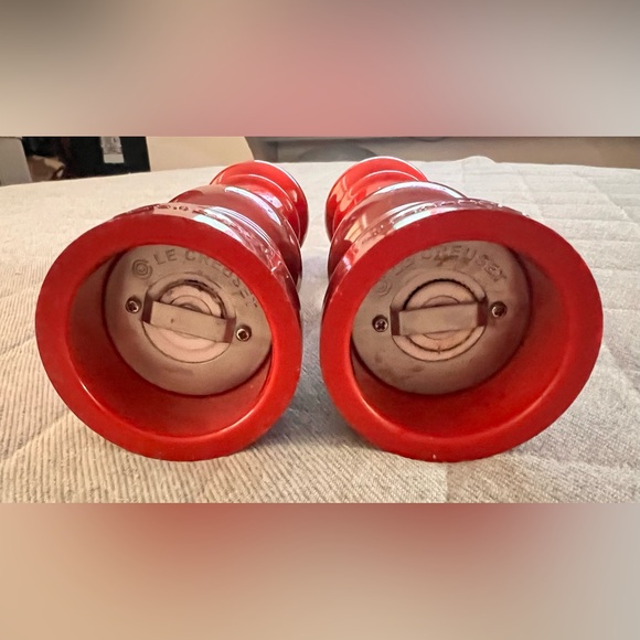 LE CREUSET 8 1/4” Cerise Red Salt & Pepper Mills Orig $100 Excellent Condition - Picture 6 of 9
